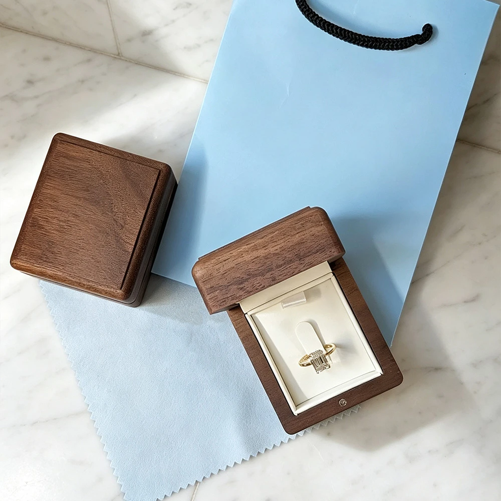 Walnut ring box with lining2 Walnut ring box with lining2